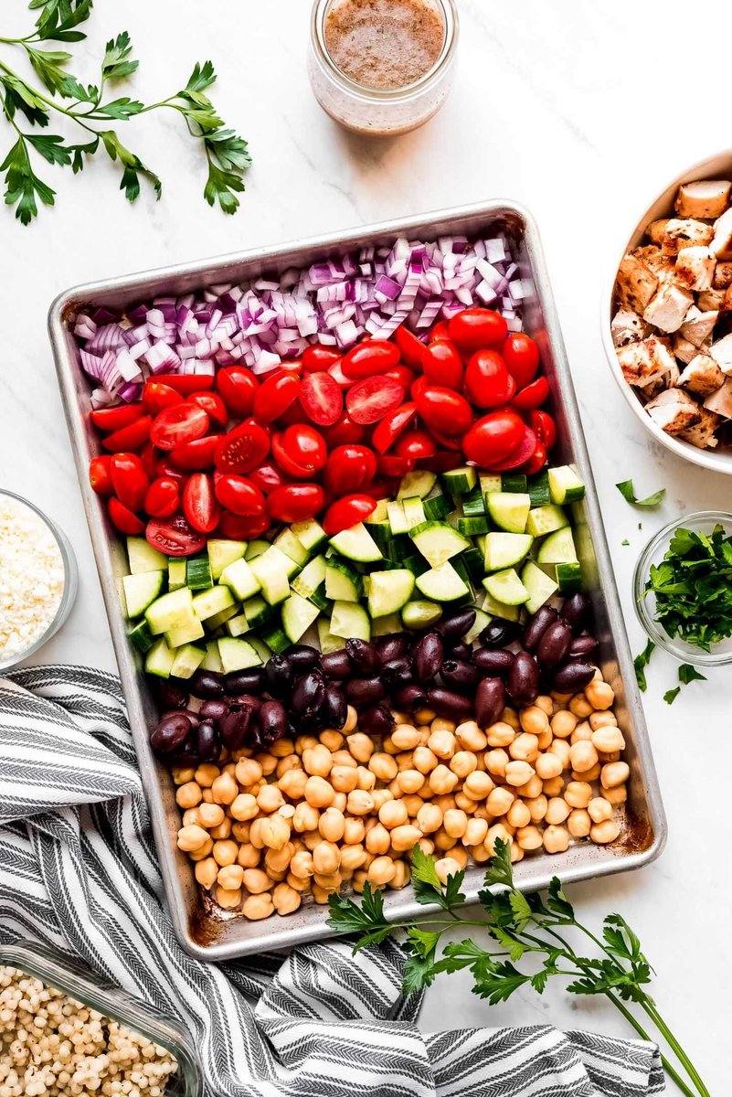 Курица добавляет не только белок, но и приятный вкус к салату.