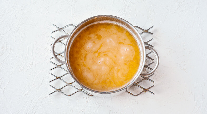 1. Приготовьте ингредиенты для начинки пирожков. Горох тщательно промойте и сложите в кастрюлю. Залейте холодной водой так, чтобы ее уровень был выше слоя бобовых на 3 см, и оставьте на 8 часов в прохладном месте.