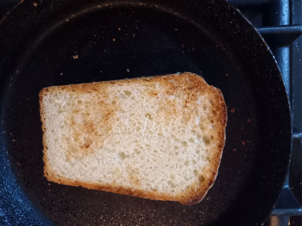 Тост на сковороде.