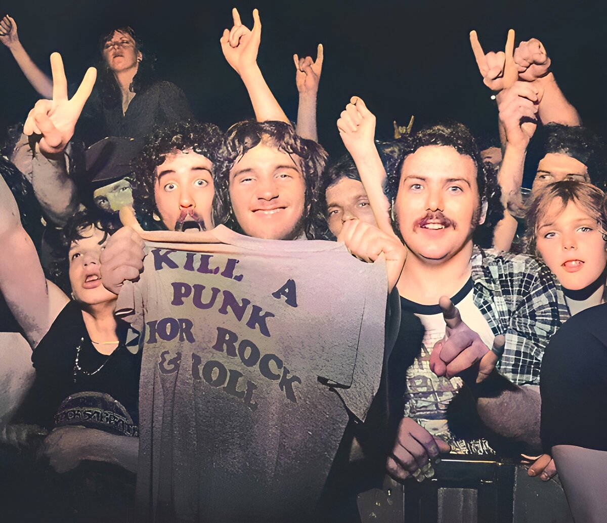В 1982 году фотограф Марти Перес сделал ставший культовым снимок фаната Black Sabbath, который стоял в первом ряду на концерте в Сиэтле, держа в руках футболку с надписью "Убей панка ради рок-н-ролла"