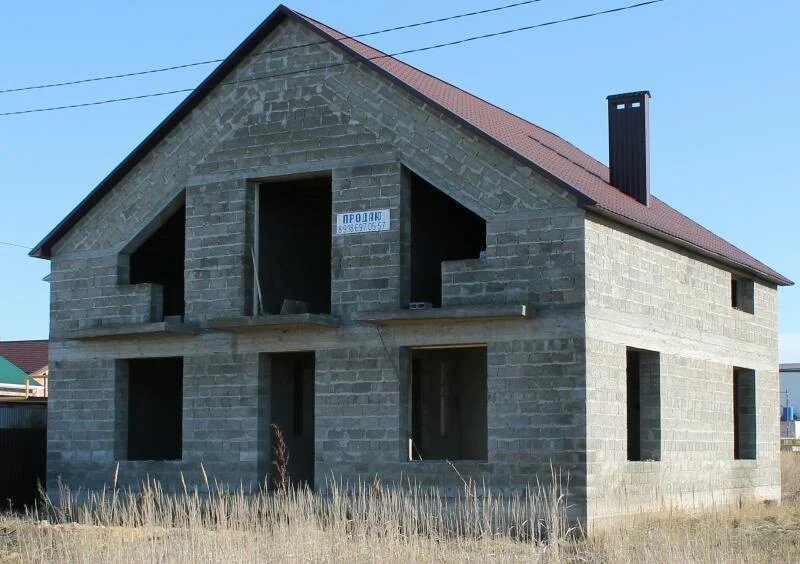 Фундамент, стены, крыша. Даже этот "недострой" уже является домом. 