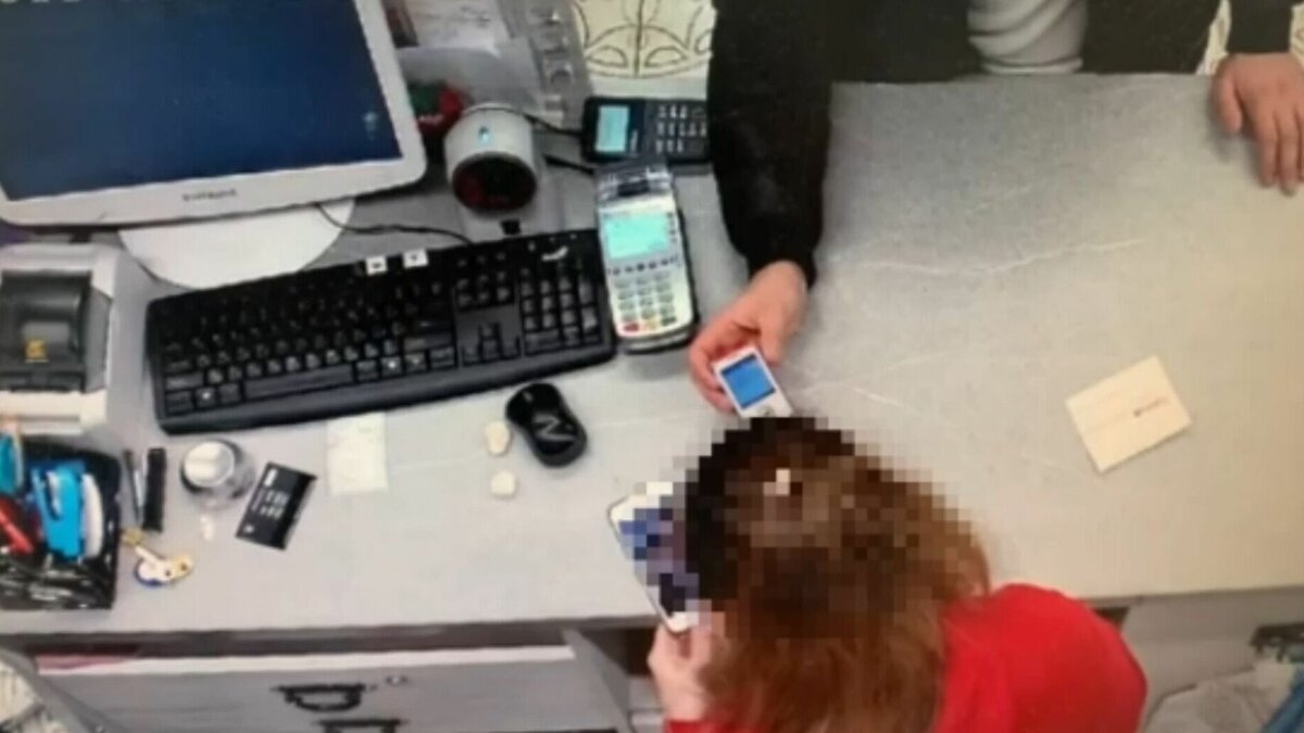     Житель Удмуртии подозревается в серии мошенничеств при оплате товаров в торговых центрах Ижевска. По версии следствия, он придумал оригинальный способ покидать магазины с покупками, не расплачиваясь за них.