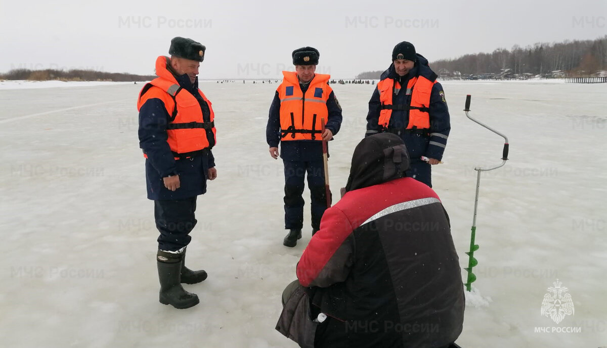 По данным инспекторов центра ГИМС Главного управления МЧС России по Костромской области, на сегодняшний день на всех водоемах региона идет постепенное таяние ледового покрова, изменение его структуры и толщины. С каждым днем выход на него становится всё опаснее. Рекомендуем всем любителям подледного лова рыбы отложить своё увлечение до следующего сезона. Не рискуйте своей жизнью - не выходите на непрочный весенний лёд. 

Данные по толщине льда на водоёмах области по состоянию на 17 марта 2023 года представлены в таблице.

