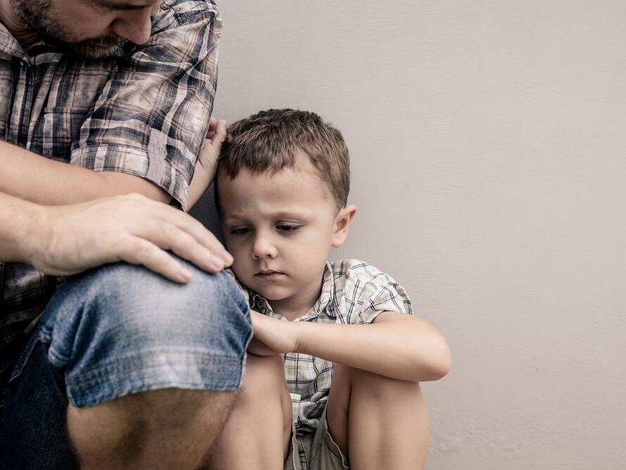 Взрослый ругает ребенка. Воспитание ребенка. Родители бьют детей ремнём. Взрослый ругает ребенка. Воспитание ребенка.