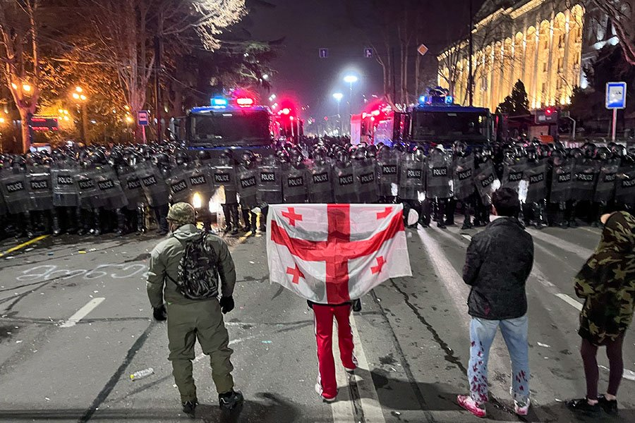 Сотрудники полиции и участники акции против законопроекта об иноагентах на проспекте Руставели в Тбилиси - Фото: Михаил Егиков/ТАСС