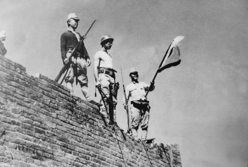 Японские солдаты-победители на крепостной стене. Сингапур 15 февраля 1942 года. Waralbum.ru