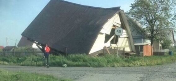 Этот новый дом упал. Можно сколько угодно пенять на ураган, но ведь другие-то дома не попадали