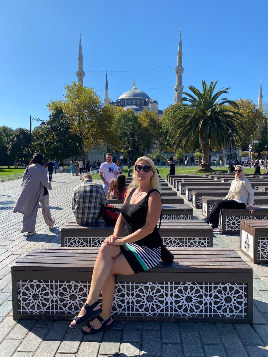 На фоне мечети Султана Ахмета