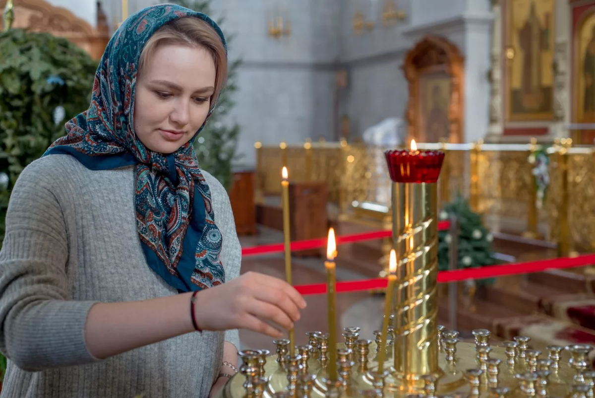 Православная женщина в храме