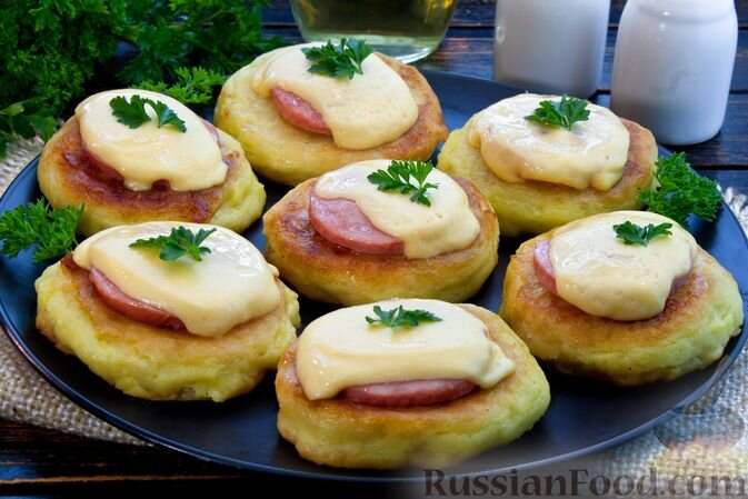 картофель, мука, колбаса вареная, кетчуп, сыр твёрдый, яйца, масло растительное, лавровый лист, соль, перец чёрный молотый