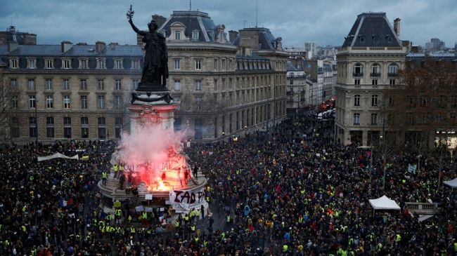 Французская революция из-за повышения пенсионного возраста на два года
