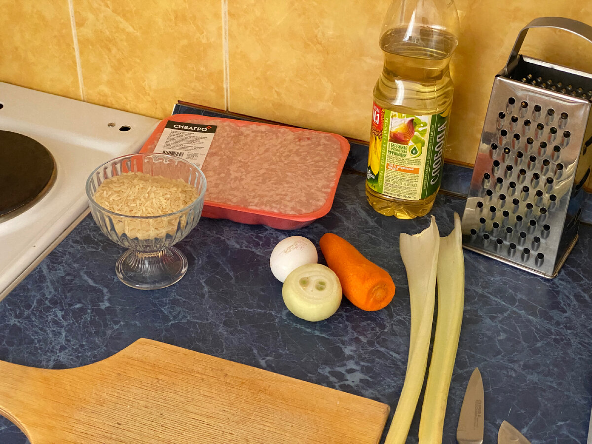 Ингредиенты просты и всегда есть под рукой. Вместо сельдерея можно использовать цукини или не использовать ничего, хватит и моркови с луком. 