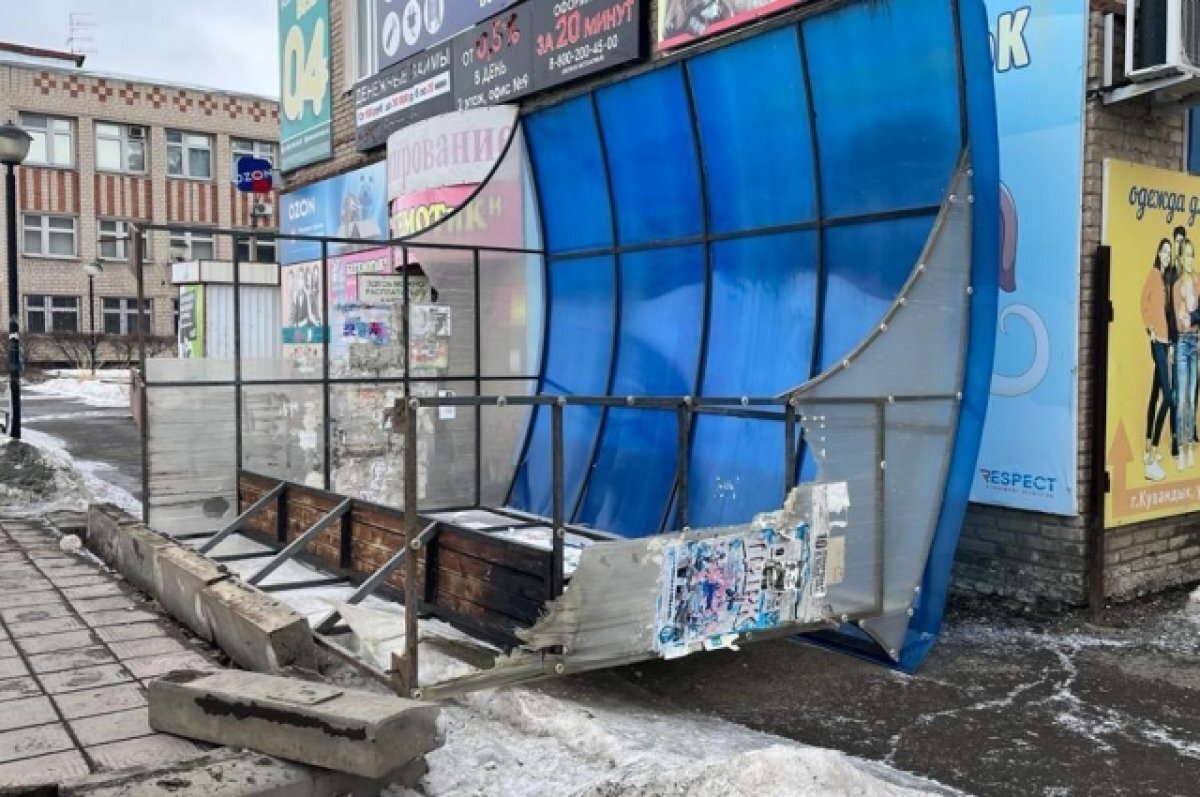    В Кувандыке мужчину чуть не пришибло упавшей от ветра остановкой.