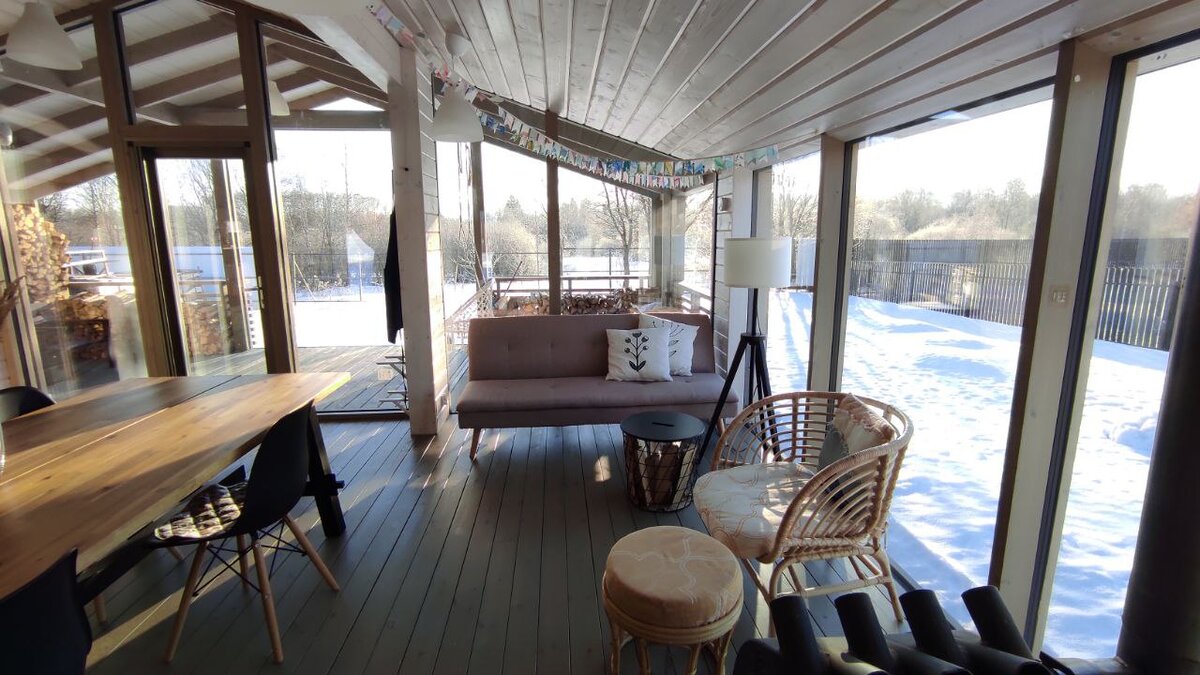 Вот так получилось в реальности: диван у окна