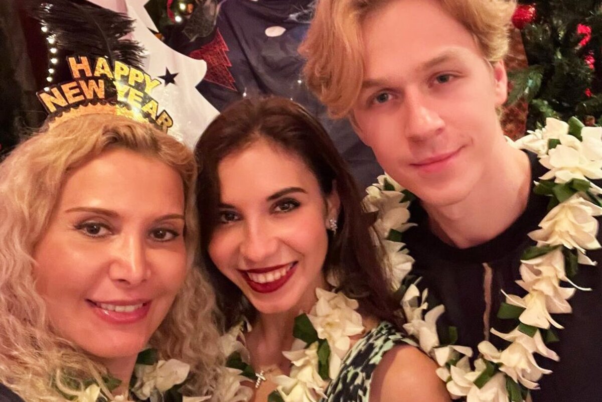     Дочь Этери Тутберидзе отпраздновала годовщину свадьбы с сыном Бориса Смолкина в ресторане в США