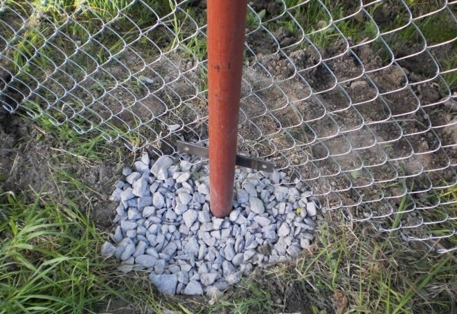 Бутование подходит для простых заборов и несложного грунта