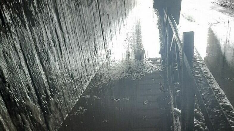     Растаявший снег затопил пешеходный тоннель, из-за чего местные школьники не смогли добраться до учебного заведения. Фото с места происшествия опубликованы в городском сообществе в социальной сети.