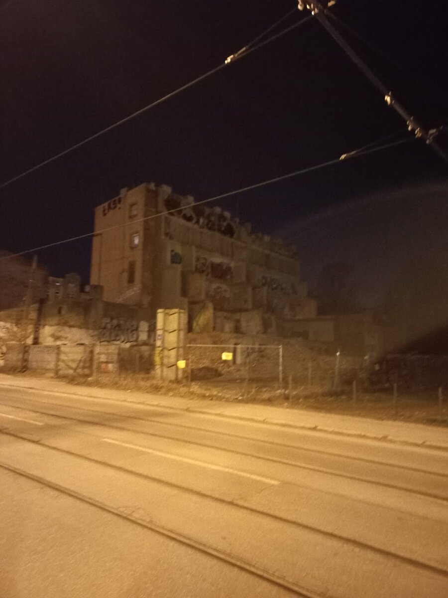 Тот же ул. Зиелона. Фотка плохого качества, зато руины видны... и видно, что в окне в середине горит свет.