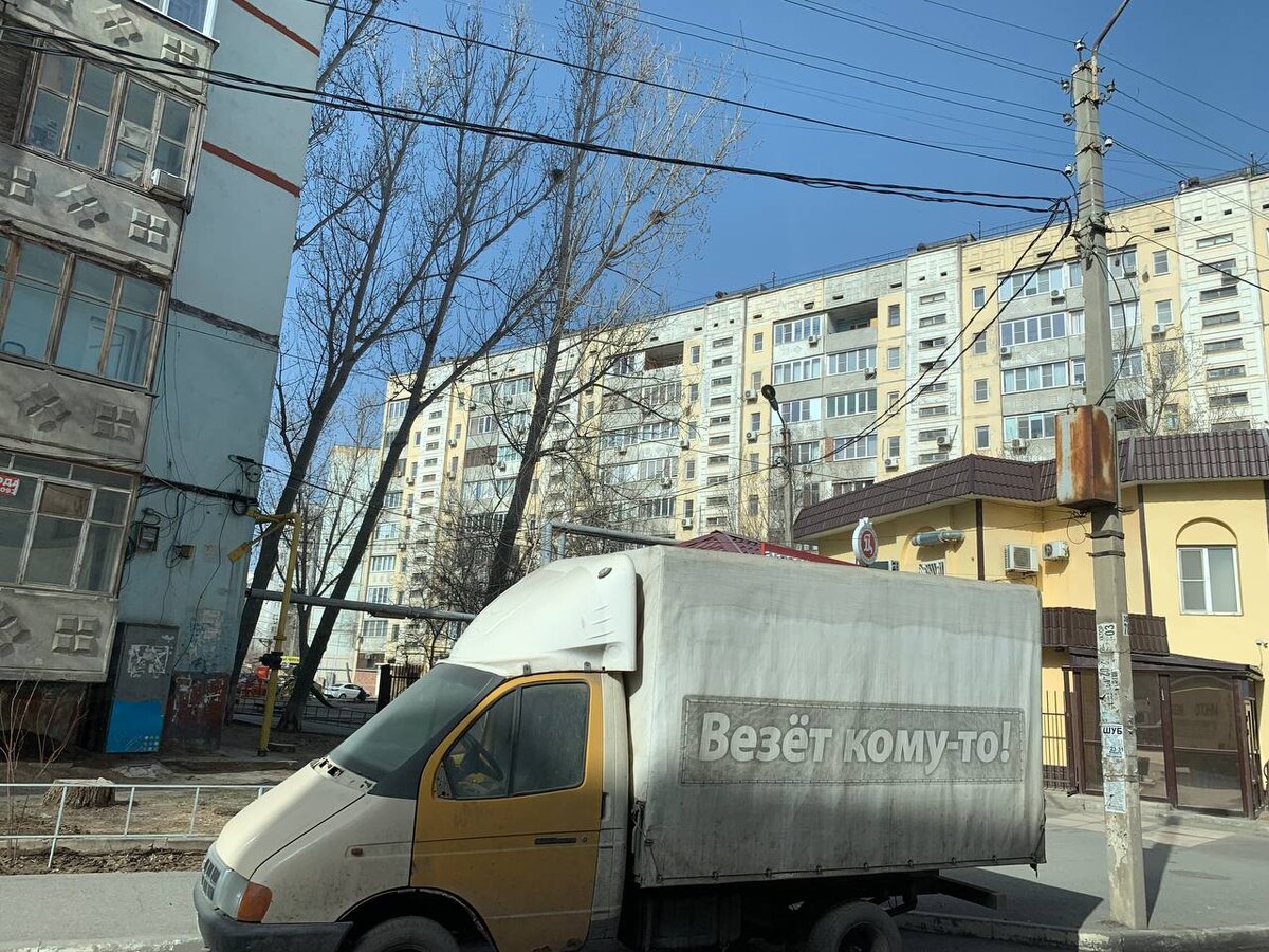 Фото автора. Еще один вариант чердачного пространства. Да-да, чуть больше везет этим жильцам, чем жильцам дома с совмещенной кровлей.