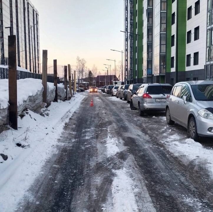 Водитель автомобиля Nissan Wingroad сбил 7-летнего мальчика во дворе в квартале «Ботаника» Иркутского района. Как сообщили в отделе пропаганды УГИБДД по Иркутской области, ребенок гулял с мамой