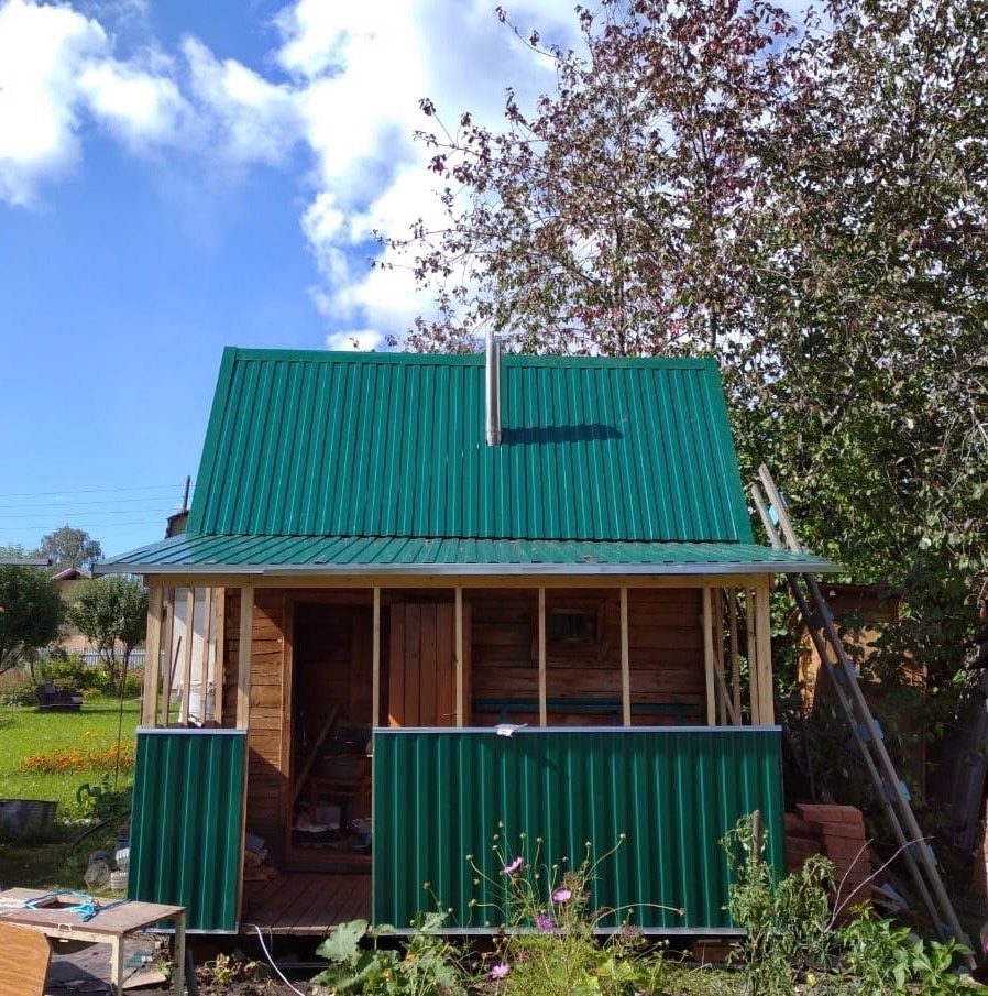 Первая постройка - небольшая веранда к бане