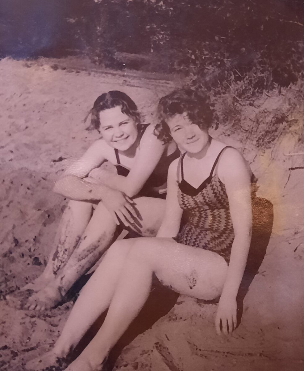 С подругой. Бабушка справа