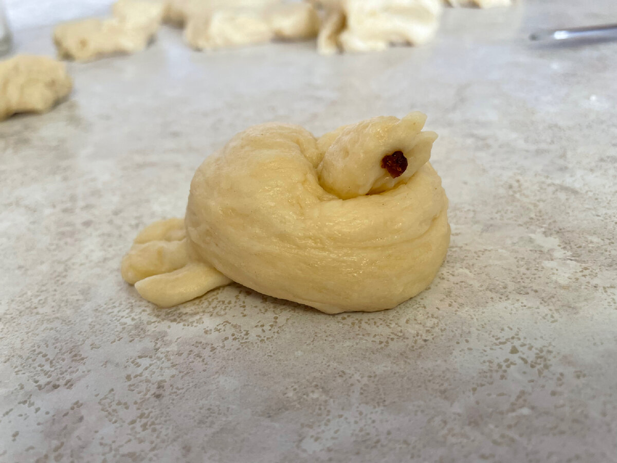 Птички из постного теста. Жаворонки (печенье). Традиция печь жаворонков на 40 мучеников севастийских. Печем жаворонки праздник. Булочки жаворонки.