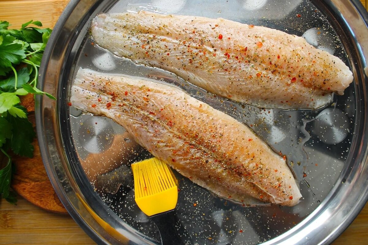 Рыба пангасиус как приготовить на сковороде. Пангасиус филе. Пангасиус филе на сковороде. Пангасиус рыба. Блюда из рыбы пангасиус.