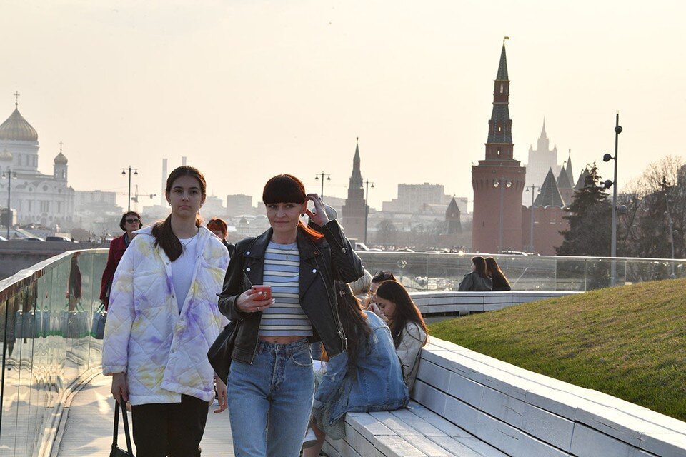 Какое ожидается лето 24 года. Москва люди. Москва лето люди. Лето в Москве. Россияне летом.