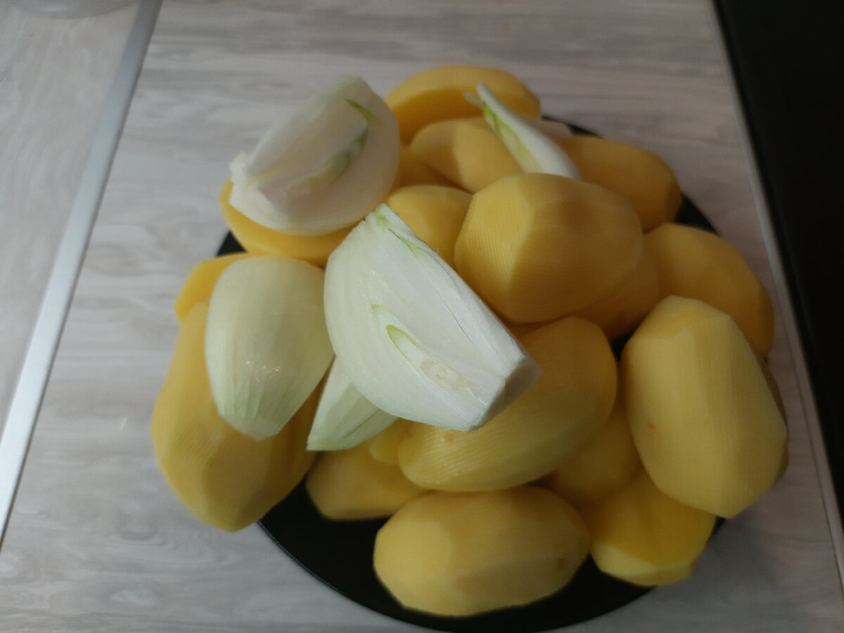 Этого, примерно, должно хватить на двух взрослых, голодных, не следящих за своими калориями, особей. 