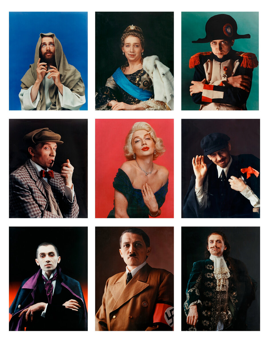 ▪️ фото серии Мамышева-Монро "Жизнь замечательных Монро", начатая в 1995 и до конца дней - это портретная галерея знаковых исторических персонажей. Название серии - это игра, игра и пародия, но пародия уже второго круга, ибо отсылает не только к пропагандистской книжной серии "Жизнь замечательных людей", инициированной в 1933 году Горьким, но и к циклу видеофильмов "Смерть замечательных людей" (Пиратское телевидение, 1990–1992 года), в котором Владик играл одновременно Гитлера и Еву Браун, а также Мэрилин Монро. / фотограф Михаил Королев.