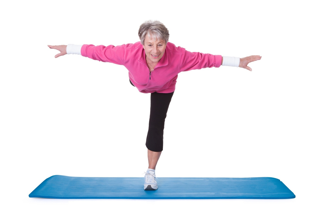 Упражнения после 60 лет женщины. Гимнастика на равновесие для пожилых. Упражнение Ласточка. Упражнения на координацию для пожилых. Гимнастические упражнения для пожилых людей.