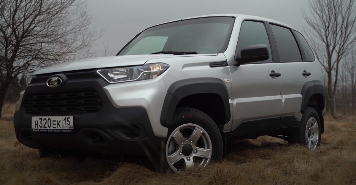      Niva Travel - чёрные накладки на арки не сочетаются с колёсами. Складывается такое чувство, что здесь стоит рама от другого автомобиля