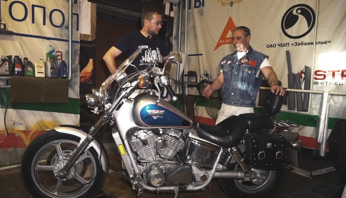      Сравнительные размеры по соотношению размер-рост. Человек слева - 185 см. Справа - 175 см.