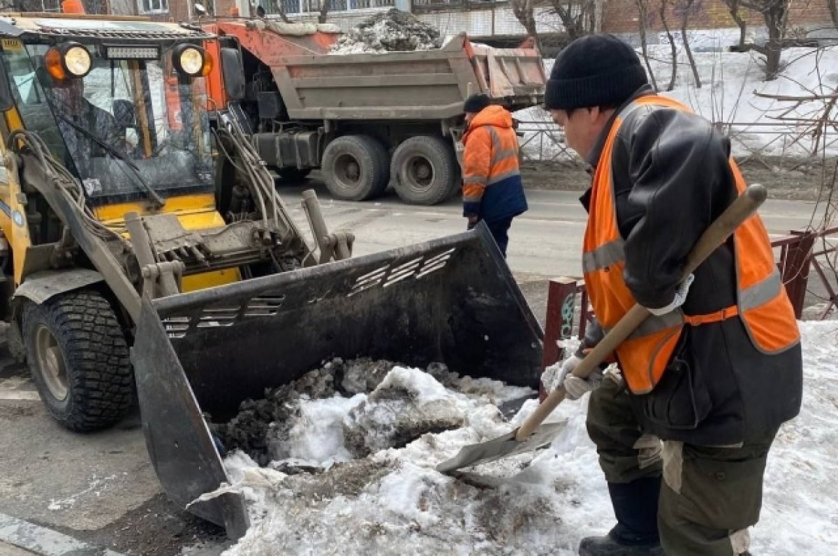    На пешеходные тропинки распределяют противогололёдные материалы.