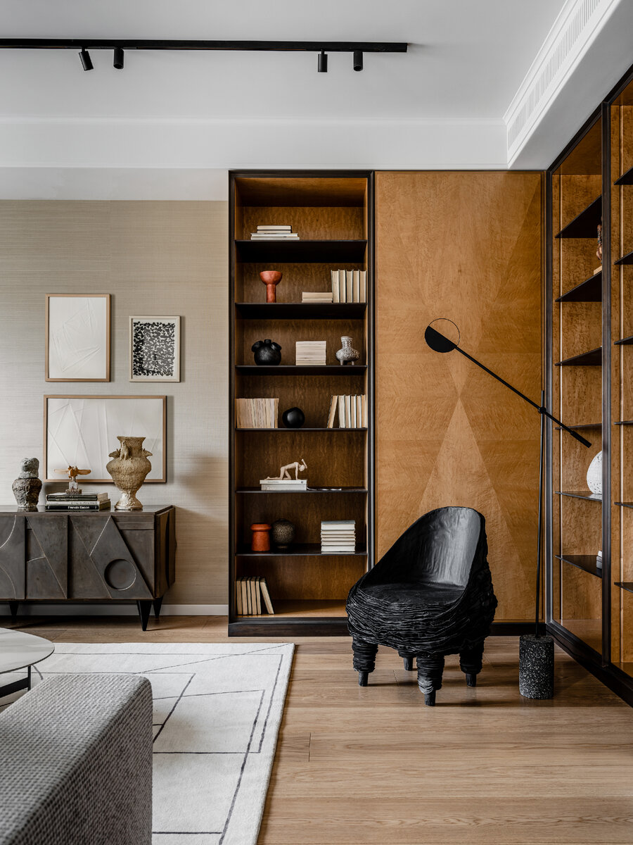 Уголок для чтения с креслом Вадима Кибардина. На комоде и вокруг него керамика Евгения Антуфьева, работы художников Дмитрия Рытяева, Риккардо Мурелли и Гюнтера Юккера. 
