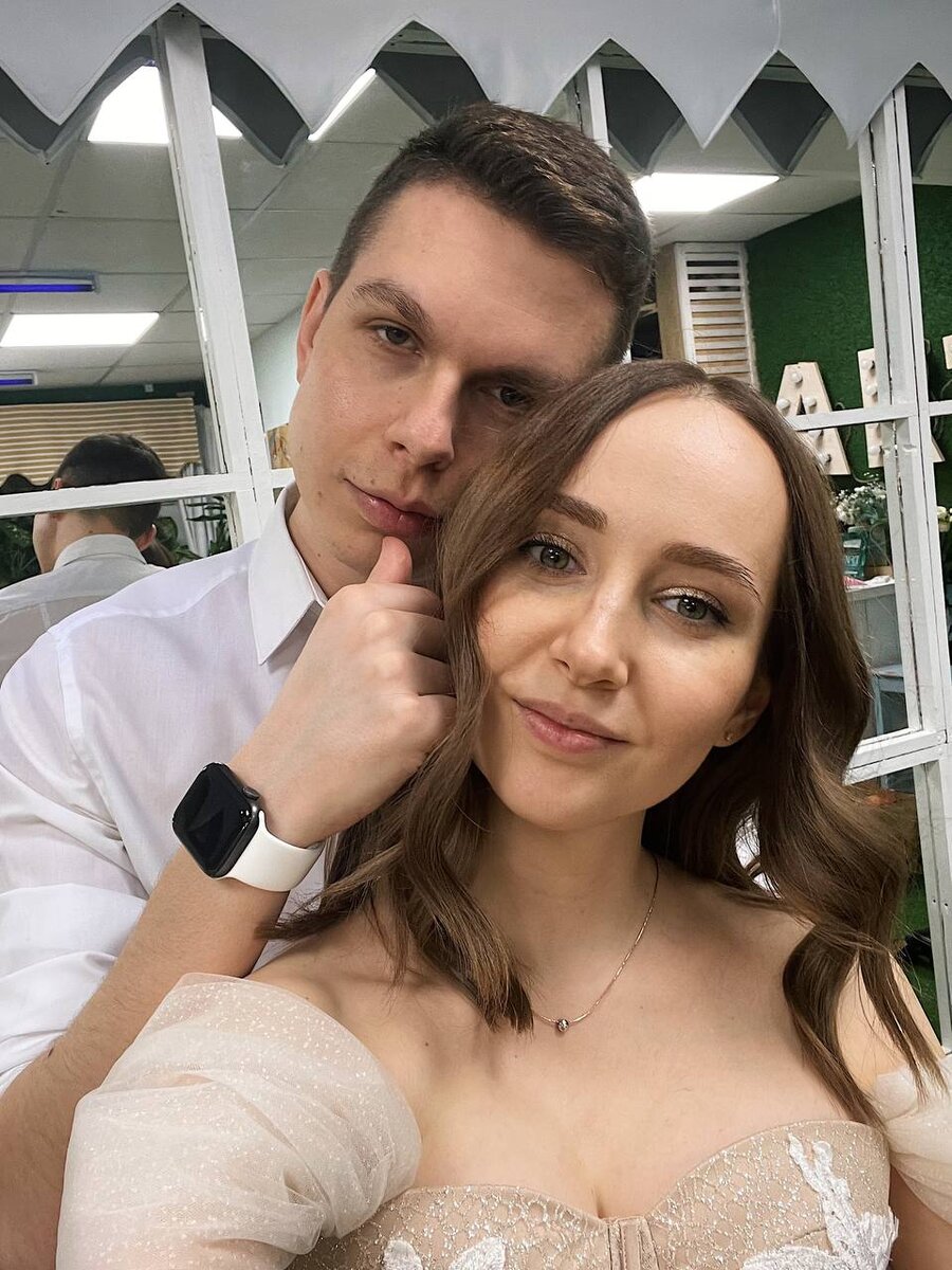 Так-то она добрая. Даже замуж за меня вышла. Бедняга 