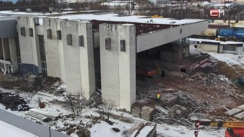 В Сургуте начали сносить здание старого железнодорожного вокзала - 23 марта 2023