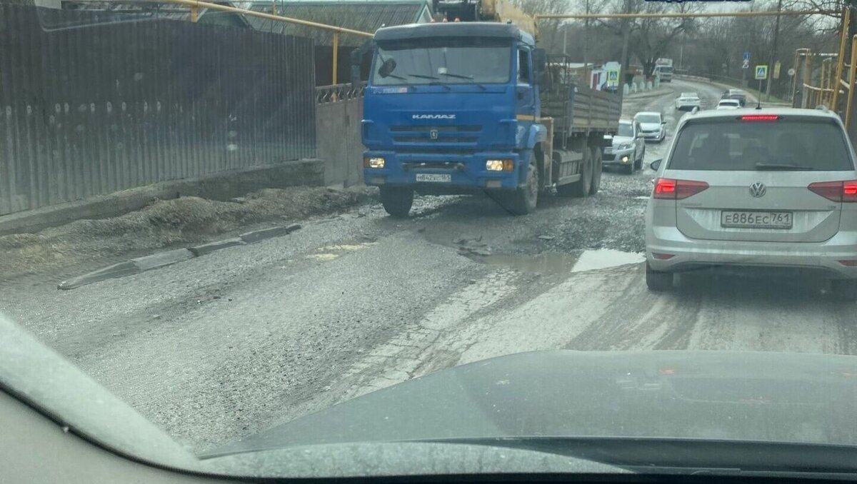     Жители Ростова-на-Дону опасаются за состояние моста через реку Мертвый Донец из-за проезда многотонных фур, сообщили они в соцсети «ВКонтакте».