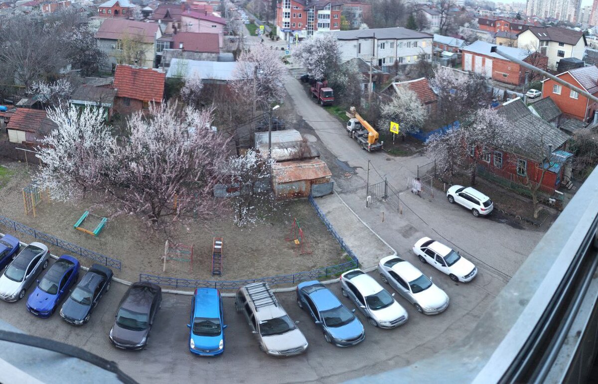 даже пыталась панорамное фото сделать, но получилась какая-то выставка машин во дворе дома, а не весна)))