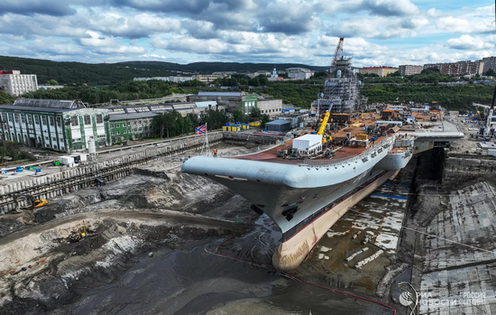 "Адмирал Кузнецов" в доке на ремонте