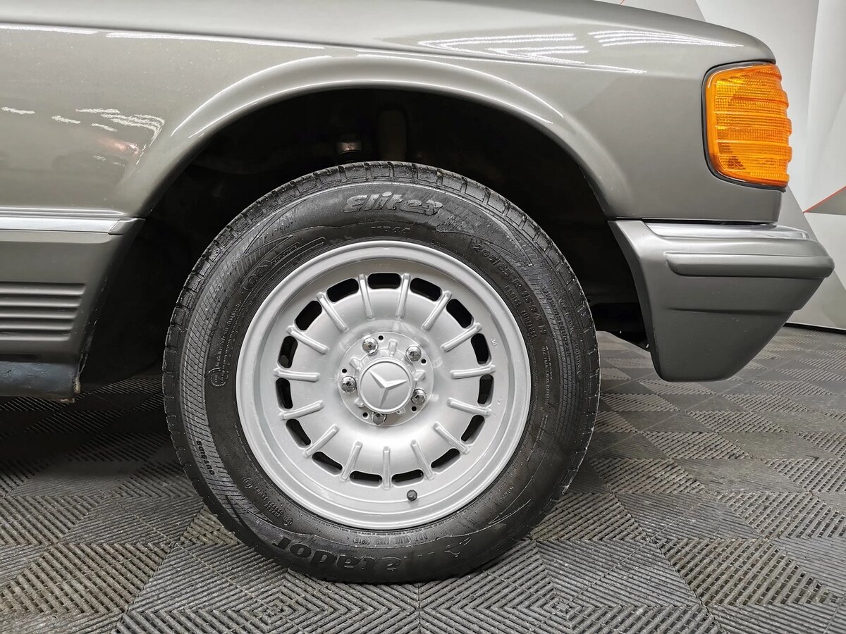 Без допов и накруток: разглядываем уникальный Mercedes W126 в дилерском ...