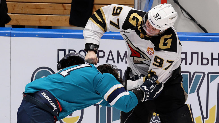   Ярослав Косов (справа).Юрий Кузьмин photo.khl.ru