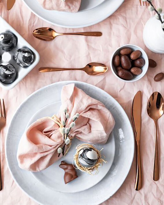 Нежно-розовый удивительным образом освежает Пасхальную сервировку. Присмотритесь к пыльно-розовому текстилю, с ним гармонично сочетаются оттенки шоколада, розового золота, зеленого, бежевого и белого. 