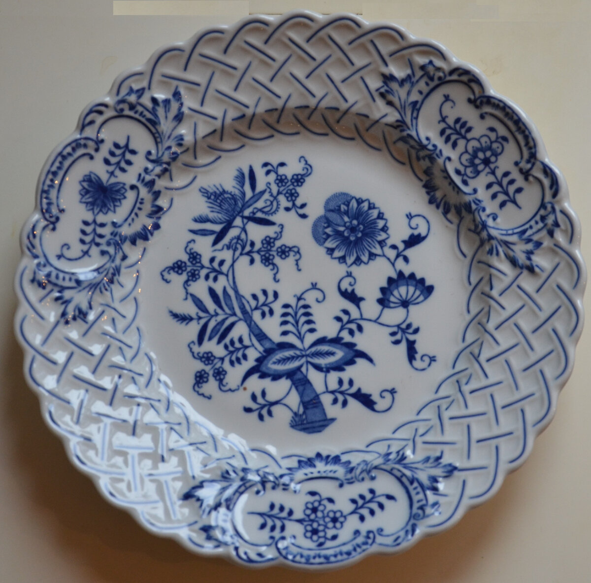 Рельефная тарелка - Завод Дуби-цибулак. Листайте картинки по стрелке вправо.