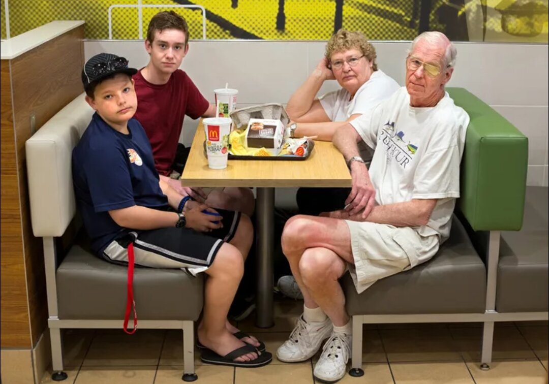 Mcdonald s family. Макдональдс посетители. Люди в Макдональдсе. Сидим в Макдональдсе. Люди сидят в Макдональдсе.