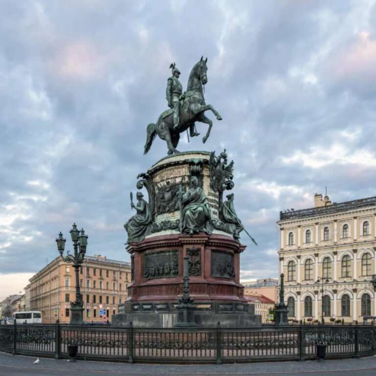 это всего лишь часть того что можно рассказать про этот памятник 