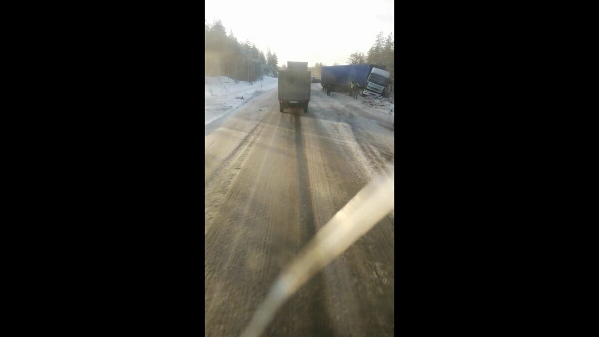     Жуткая авария произошла на трассе «Кола». В сети появилось видео с места происшествия.