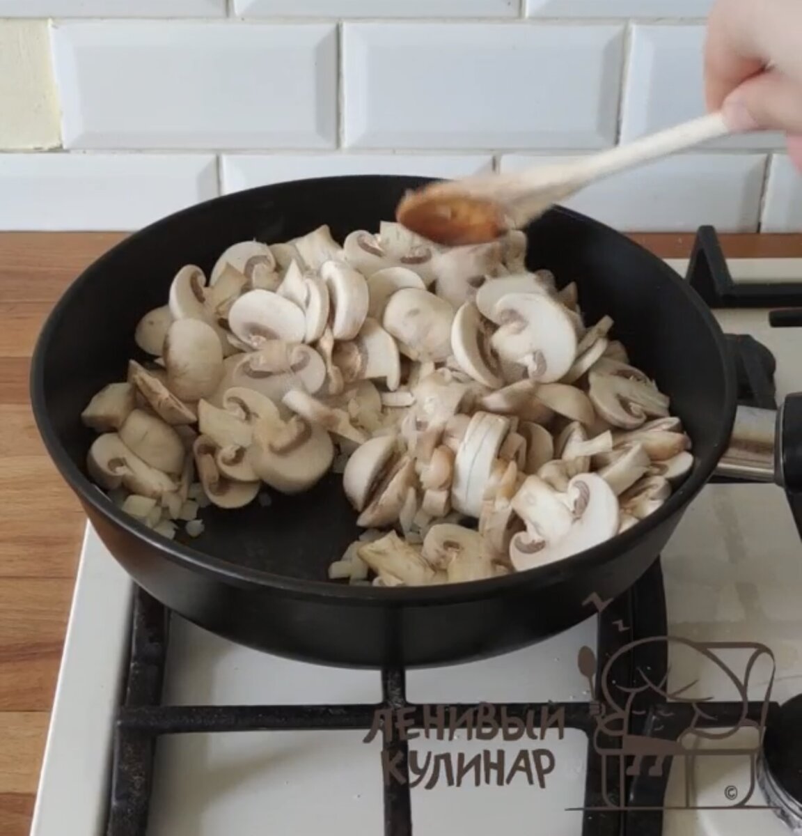 Туда же отправляем шампиньоны нарезанные произвольно