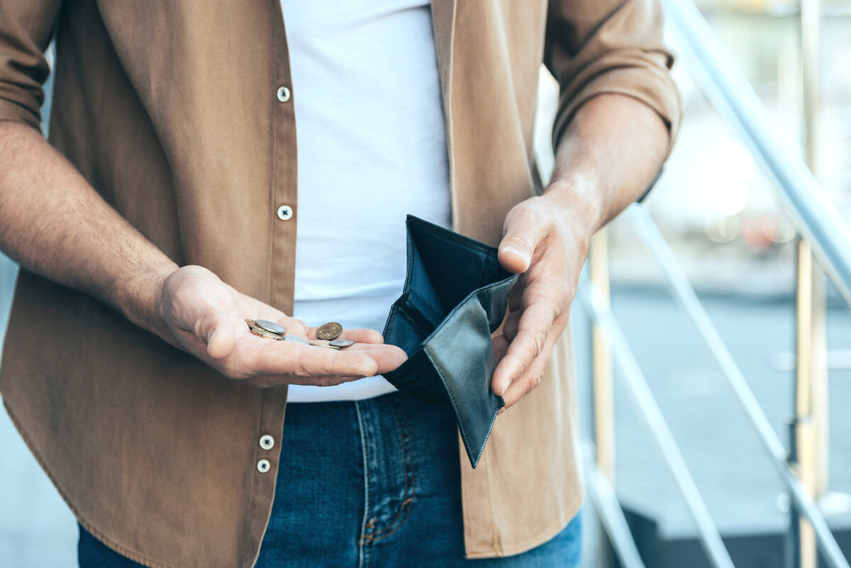 Изображение от <a href="https://ru.freepik.com/free-photo/close-up-hands-holding-wallet-and-coins_11386111.htm#query=%D0%B1%D0%B0%D0%BD%D0%BA%D1%80%D0%BE%D1%82&position=0&from_view=search&track=sph">Freepik</a>